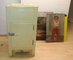 Verkaufsobjekte in kunstgestalterischer Vorbereitung: Historischer Kühlschrank