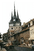 Kirche mit Stadtansicht